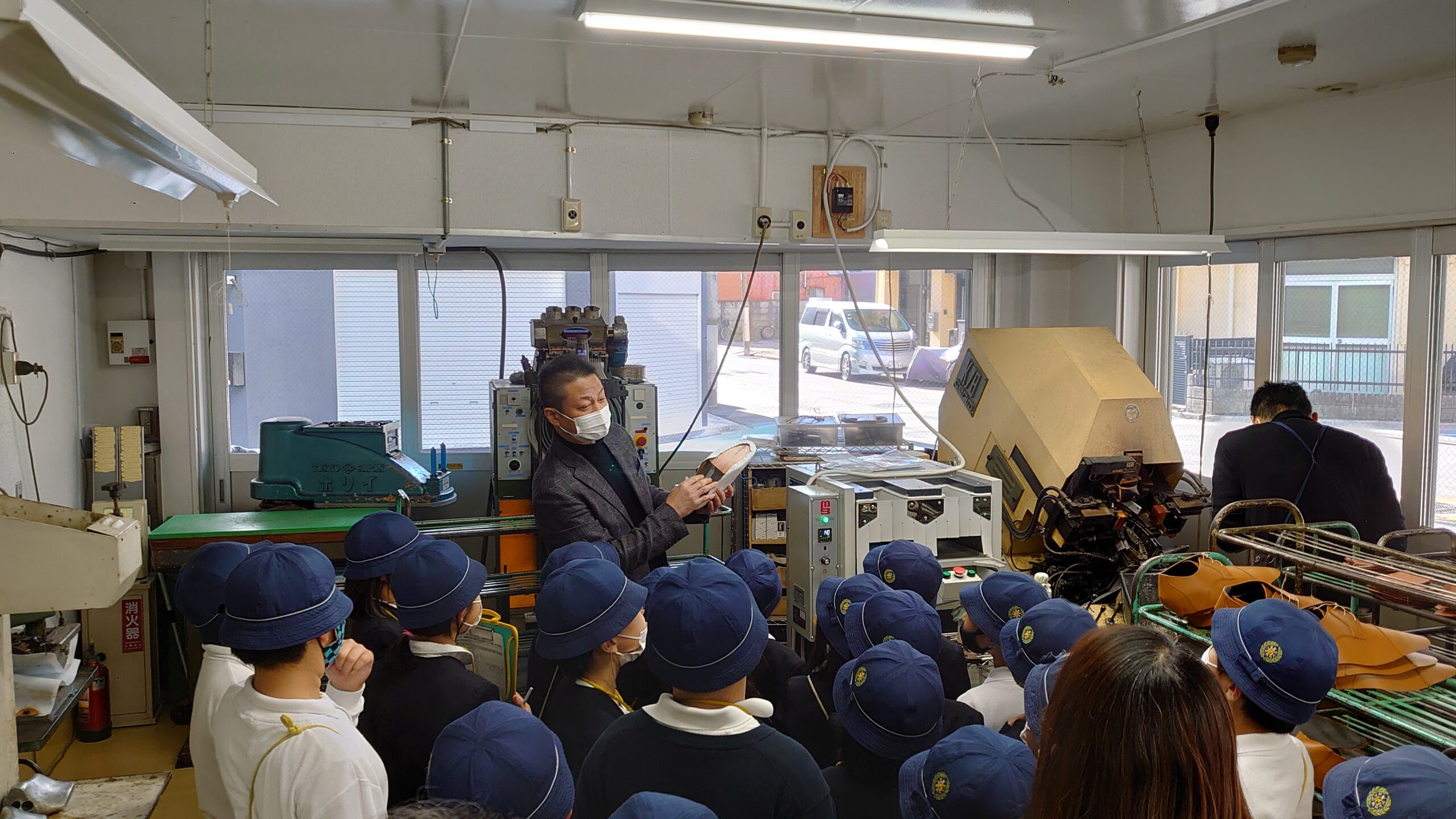 地元小学校による工場見学